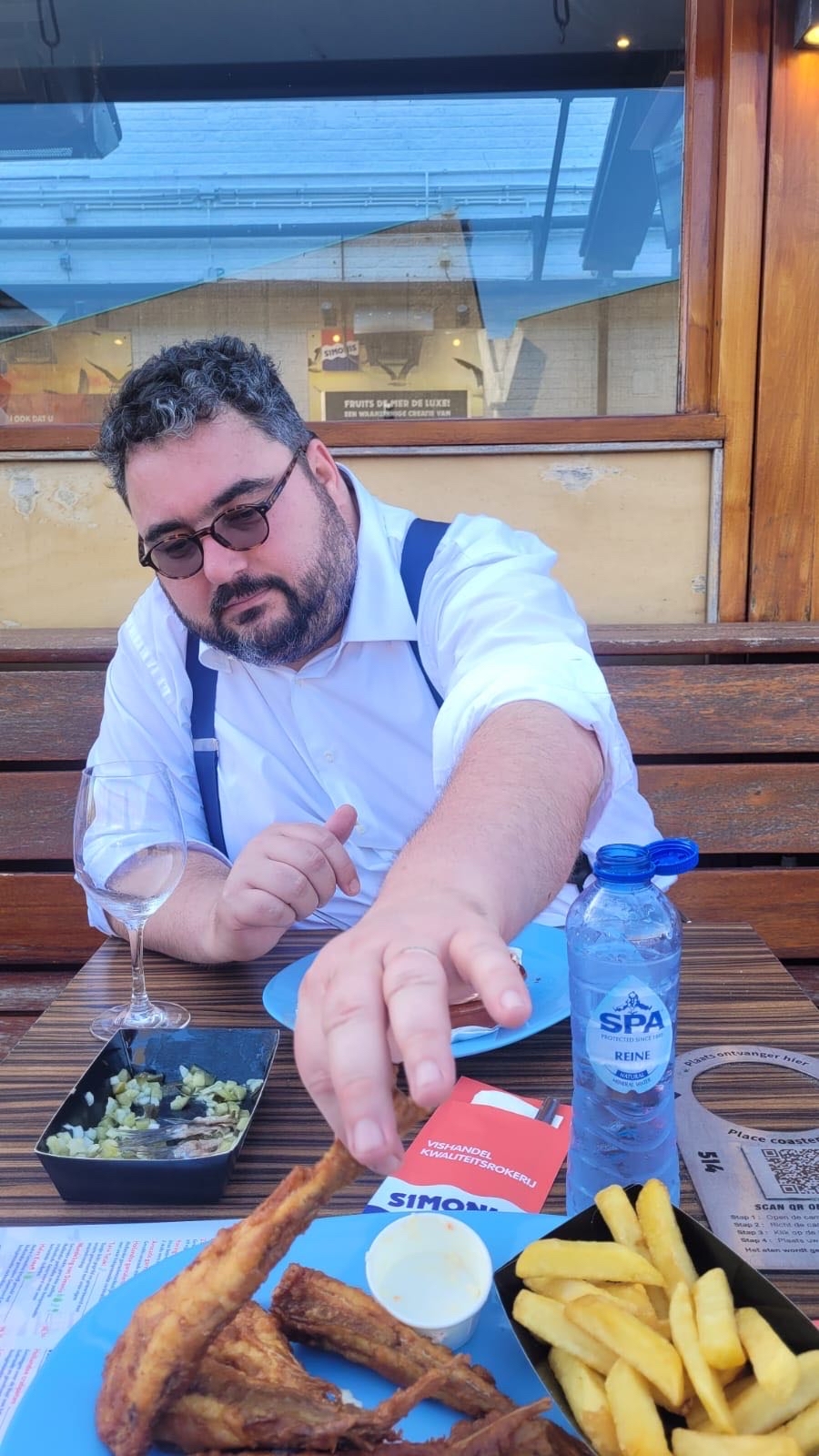 Filip de Waard reaching for a piece of fish at Simonis in Scheveningen